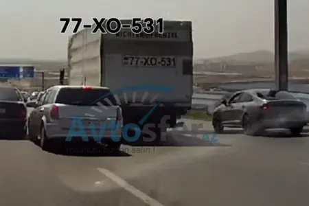 İki maşının arasında qalan "Opel" sürücüsü qəzadan son anda yayındı - VİDEO