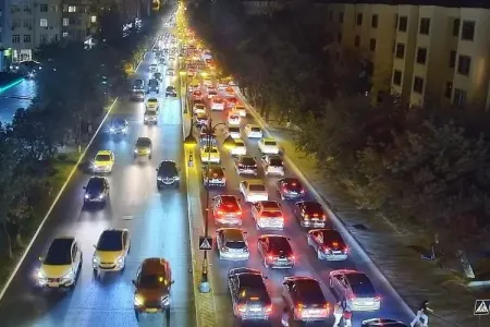 Bakıda avtomobil piyadanı vurdu