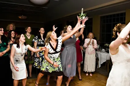 Qadınların gəlinin atdığı buket üstündə davası - -VİDEO