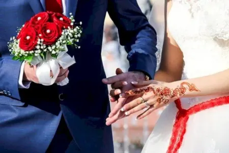 Azərbaycanda bəy atasını və açıq-saçıq geyinən müğənnini toydan qovdu