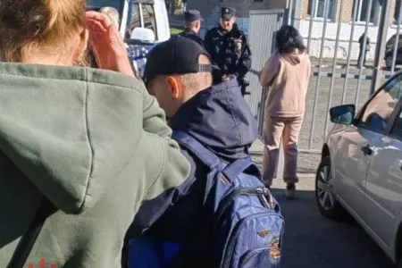 Məktəbli müəllim və şagirdlərə hücum etdi - Rusiyada