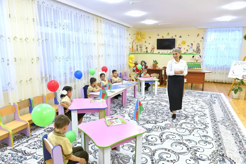 Uşaq evinin birincilərini məktəbə Qocalar evinin sakinləri apardı - Təsirli görüntülər