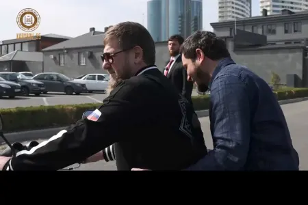 Kadırov Qroznını motosikletlə gəzdi - VİDEO