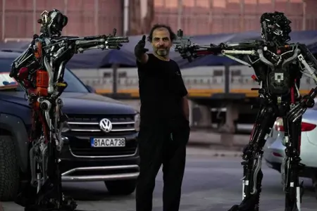 Əli cibində robotlar... - Foto