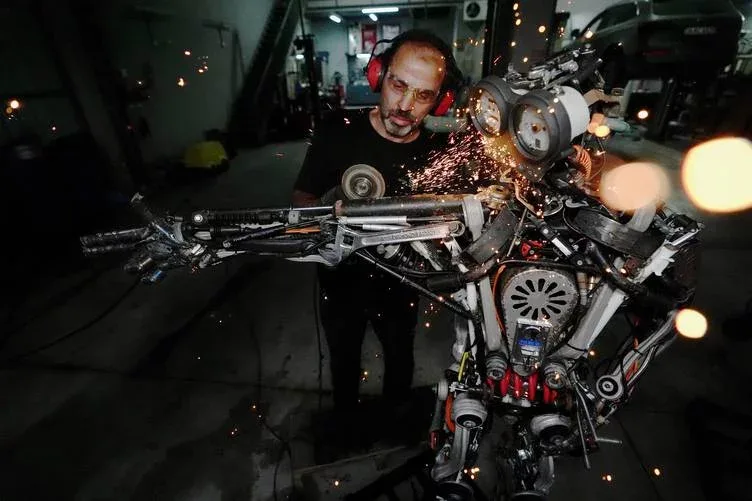 Əli cibində robotlar... - Foto