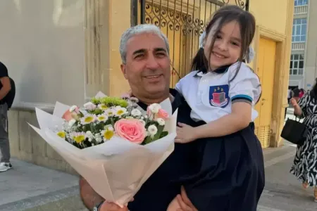 Rafael İskəndərov nəvəsini məktəbə apardı