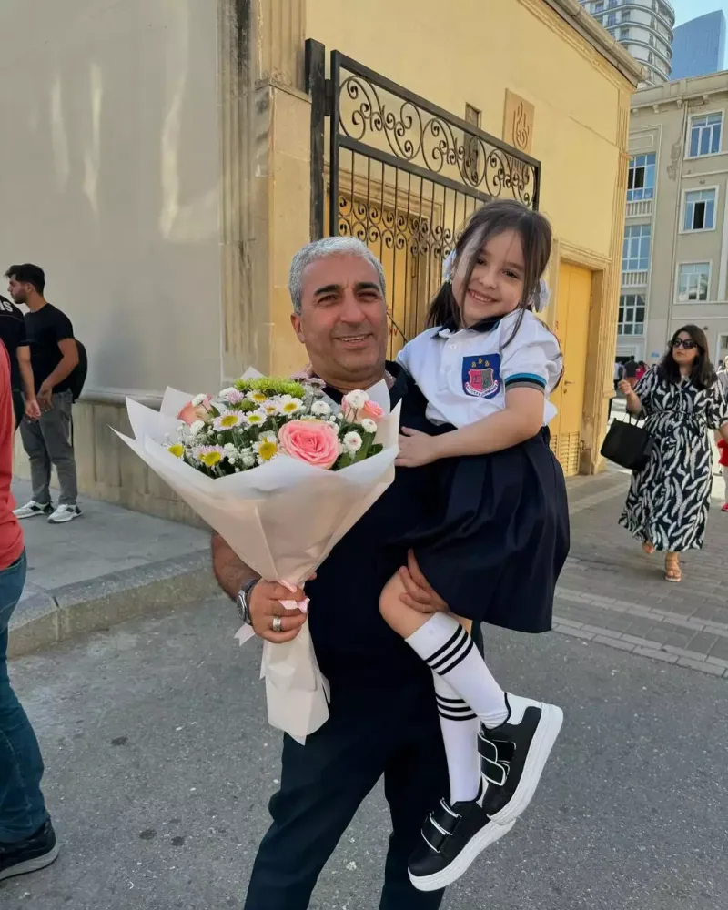 Rafael İskəndərov nəvəsini məktəbə apardı