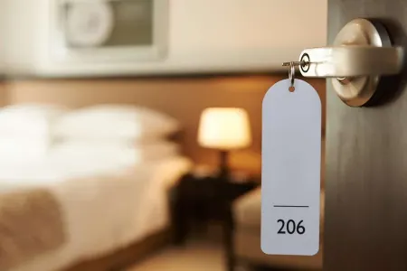Turistin otel otağında şübhəli ölümü