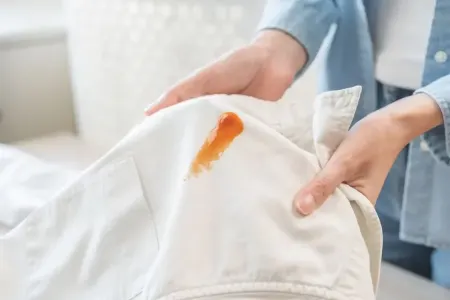 Ağ köynəklərdəki ləkələri - belə təmizləyin