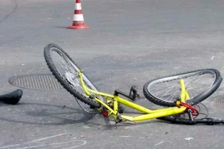 Avtobus velosipedlə yolu keçən uşağı vurub öldürdü