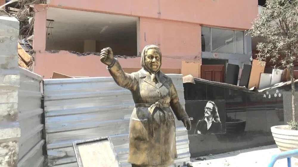 Adile Naşit heykəlinin zəngini oğurladılar