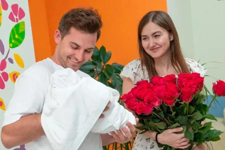 "Miniatür" körpə xəstəxanadan evə buraxıldı
