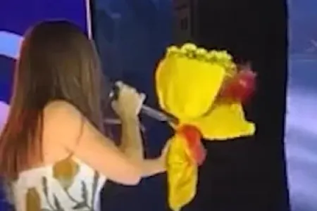 Konsert zamanı müğənninin başına telefon atdılar - ANBAAN VİDEO