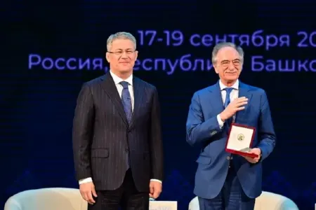 Polad Bülbüloğluna bu ölkənin "Xalq artisti" adı verildi