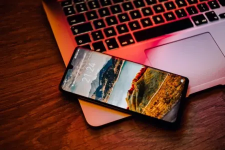 İndi də telefonlar, noutbuklar partlayır: 9 ölü, 300 yaralı