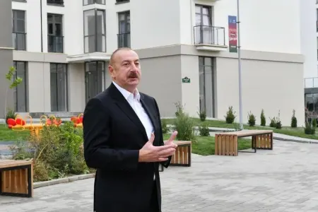İlham Əliyev Xıdırlı kəndində görülən işlərlə tanış oldu