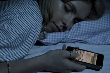 Telefonla yatanların DİQQƏTİNƏ: - Sızanaq yaranır...