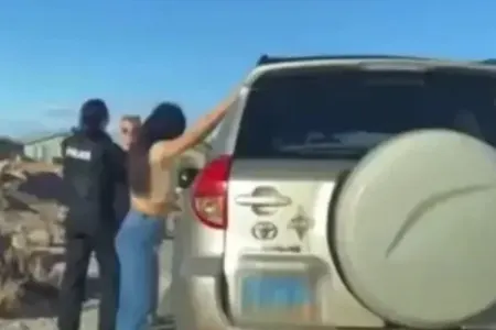 Yol polisinin saxladığı maşından arvadı və məşuqu düşdü - – VİDEO