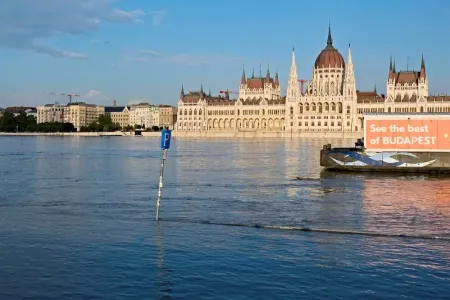 Bu ölkədə sel suları parlament binasına çatdı