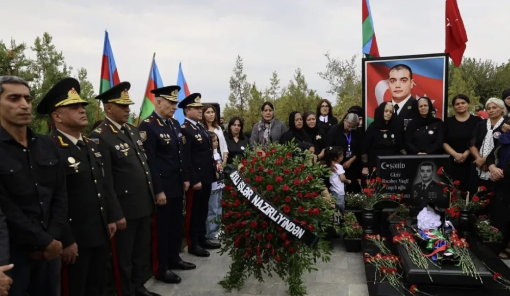 Daxili İşlər Nazirliyinin rəhbər heyəti Şəhidlərin ildönümündə - FOTOLAR
