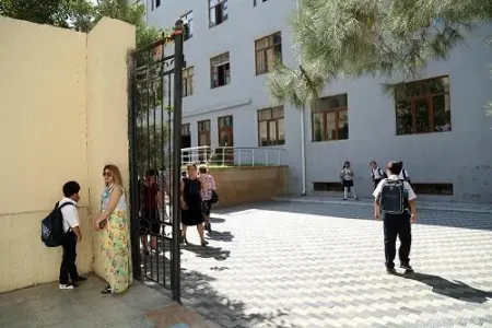 Sumqayıtda məktəb direktoru şagirdlərdən pul tələb edib?