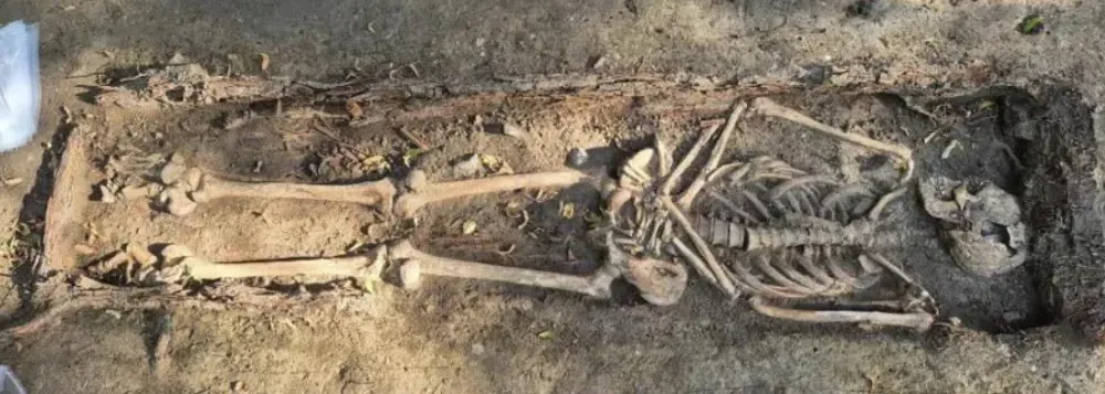 Almaniyada sinəsində daş olan "zombi"nin məzarı açıldı
