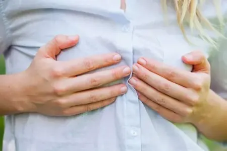 Tibbdə şok: qızın süd vəziləri cinsi orqanında böyüyüb