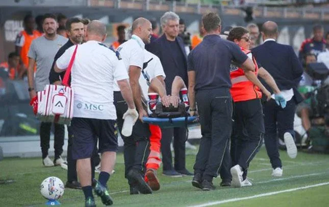 Topa zərbə vurmaq istədi, ayağı sındı