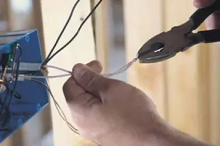 Elektrik xəttində işləyən şəxsi cərəyan vurdu