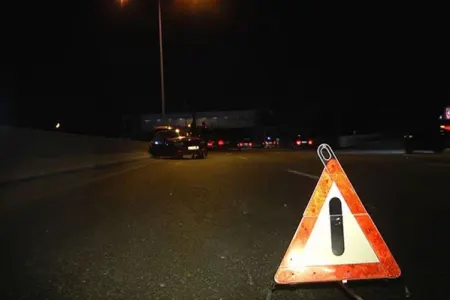 Minik maşını ağaca çırpıldı, sürücü öldü