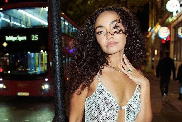 Məşhur müğənni tədbirə büstqaltersiz geyimdə gəlib