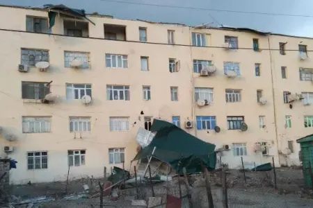 Bakıda 8 ailənin yaşadığı binada təhlükə - Video