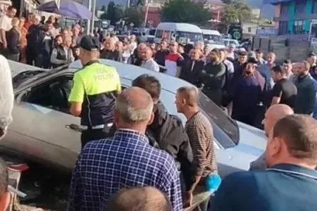 "Mercedes" mağazaya girdi - VİDEO