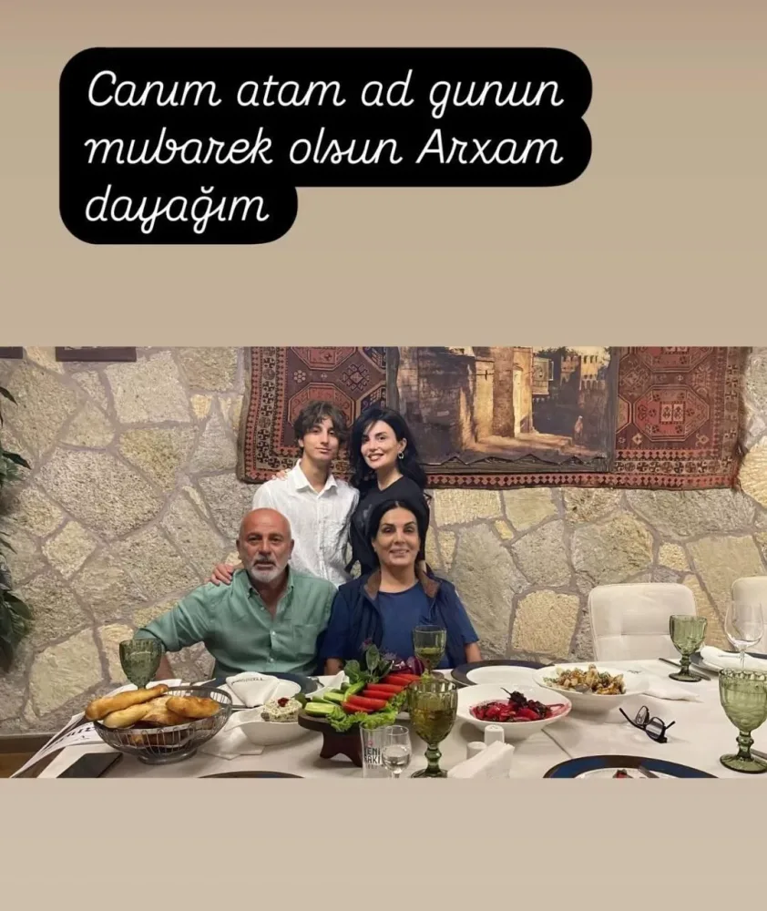 Çiçək valideynlərinin FOTOsunu paylaşıb bunları yazdı