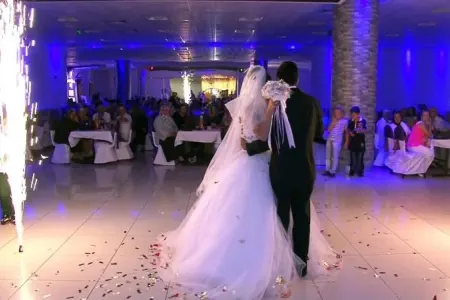 Fransaya birdəfəlik köçdüyü deyilən müğənni hazırda Bakıda toydadır - FOTO