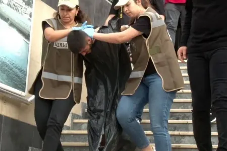 Türkiyədə polis qatilə zibil torbası geyindirib, zooavtomobilə mindirdi
