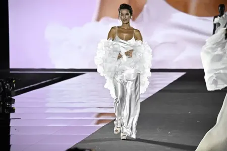 Türkiyəli aktrisa dünyaca məşhurlarla eyni səhnədə