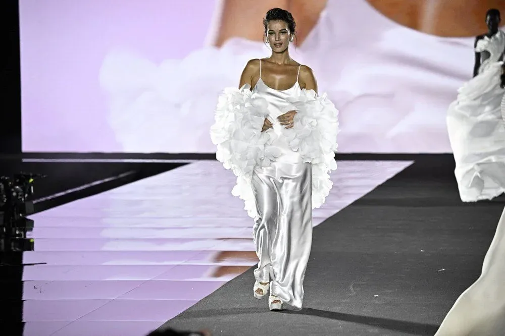 Türkiyəli aktrisa dünyaca məşhurlarla eyni səhnədə