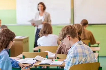 Məktəblərdə şagirdlərin smartfonlardan istifadəsi - qadağan edildi