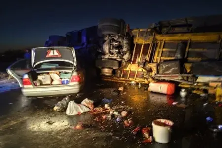 Yük maşını həm toqquşdu, həm də aşdı: - 1 ölü, 3 yaralı