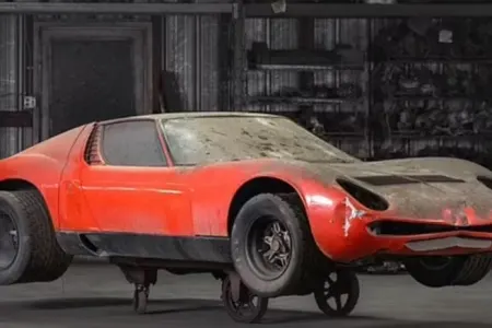 İtirilmiş Ferrari və Porsche "avtomobil zibilliyi"ndən tapıldı