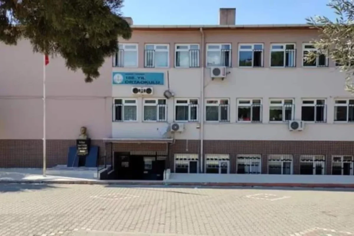 Valideyn şagirdlərin gözü qarşısında müəllimi - DÖYDÜ