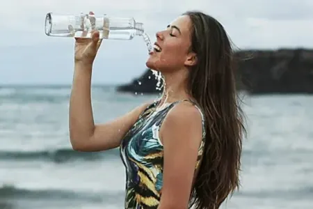 Diyetoloqlar su içməyin yeganə düzgün yolu haqqında mifi dağıtdı