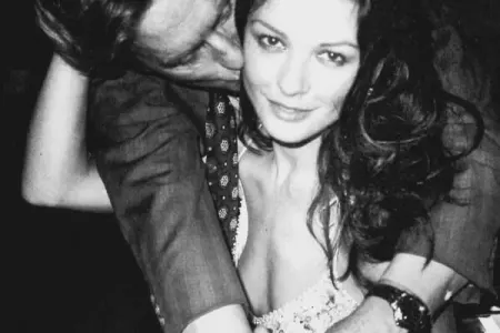 Paltarsız FOTOSUNU paylaşıb ərini təbrik etdi