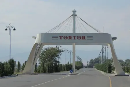İcra başçısı geyim şirkətinə yol təmir etdirir