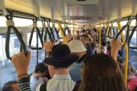 Azərbaycanlı məşhur avtobusda GEYİMİNƏ GÖRƏ - ona söz atan şəxsi DÖYÜB - VİDEO