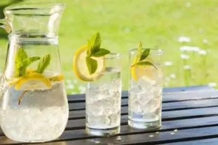 Limonlu suyu belə içmək olmaz! - 4 mənfi təsiri