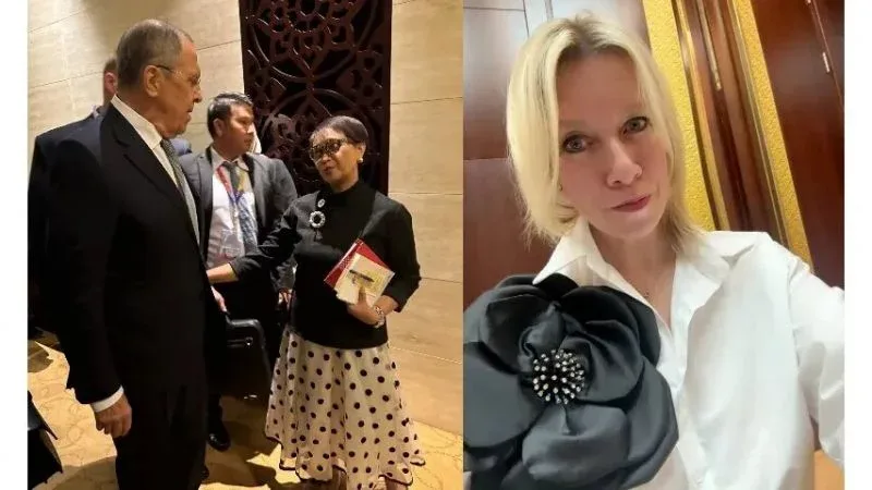 BMT-dəki çıxışı zamanı Lavrovun hədiyyəsini taxdı
