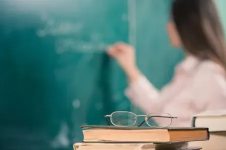 Direktor müəllimlərdən dərs saatlarına görə rüşvət alıb? - Açıqlama
