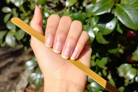 Asanlıqla qırılan dırnaqları - bu üsullarla möhkəmləndirin